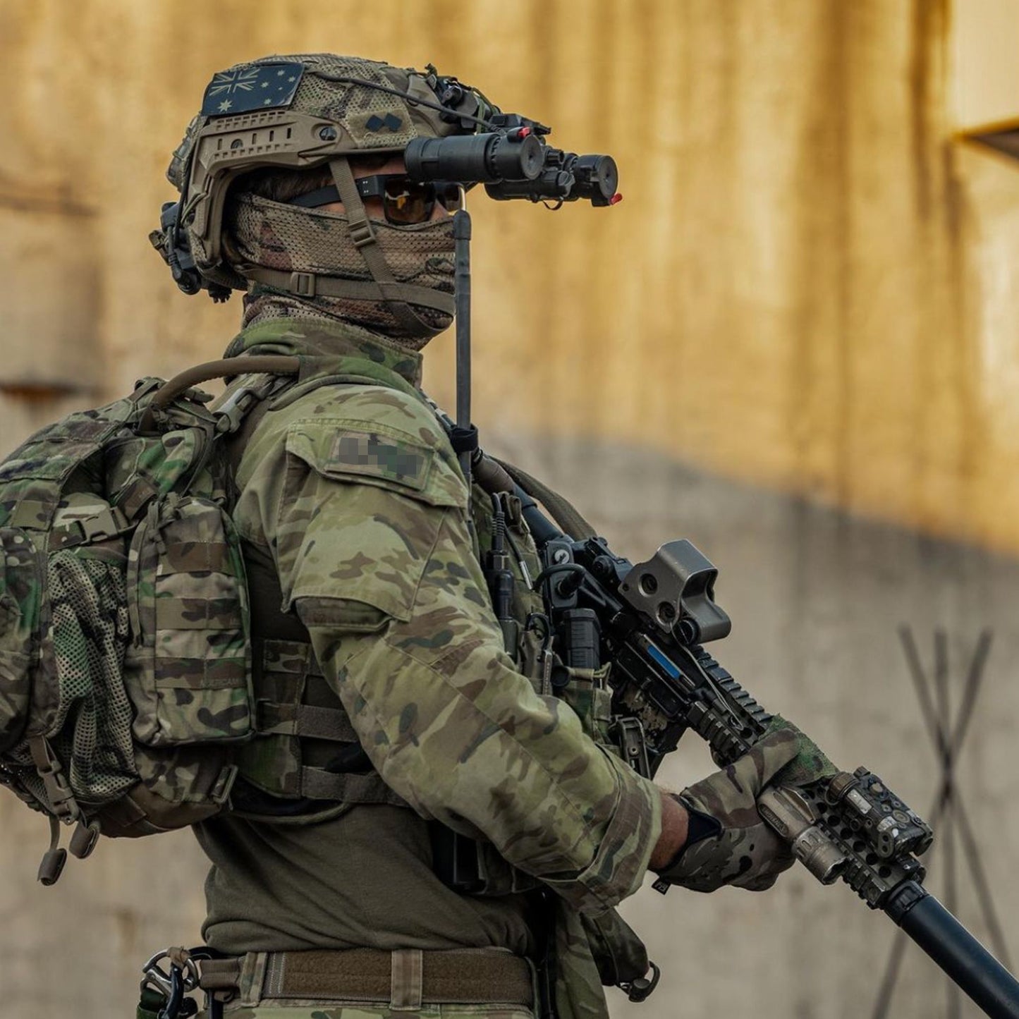 Main compartment 36cm (H) x 23.5cm (W) x 9.5cm (D) Side pockets: 19cm (H) x 9cm (W) x 5cm (D) Front zippered pouch: 25cm (at widest) x 6cm (D) Mesh cargo compartment: 20cm (H) x 23.5cm (W) x 14.5cm (D) Weight 1.02Kg www.moralepatches.com.au