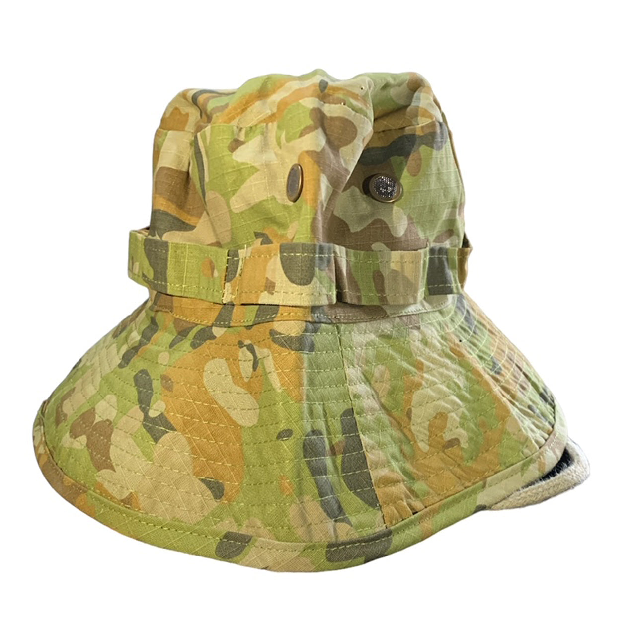 Constructed of airy canvas fabric, Giggle Hat AMCU boasts a rugged drawstring with cord, a double-layer brim, and an updated style featuring a broader brim. Weighing 80g. It's lightweight yet strong and designed for all-weather adventure wear. Look good and feel confident with Giggle Hat AMCU. www.moralepatches.com.au
