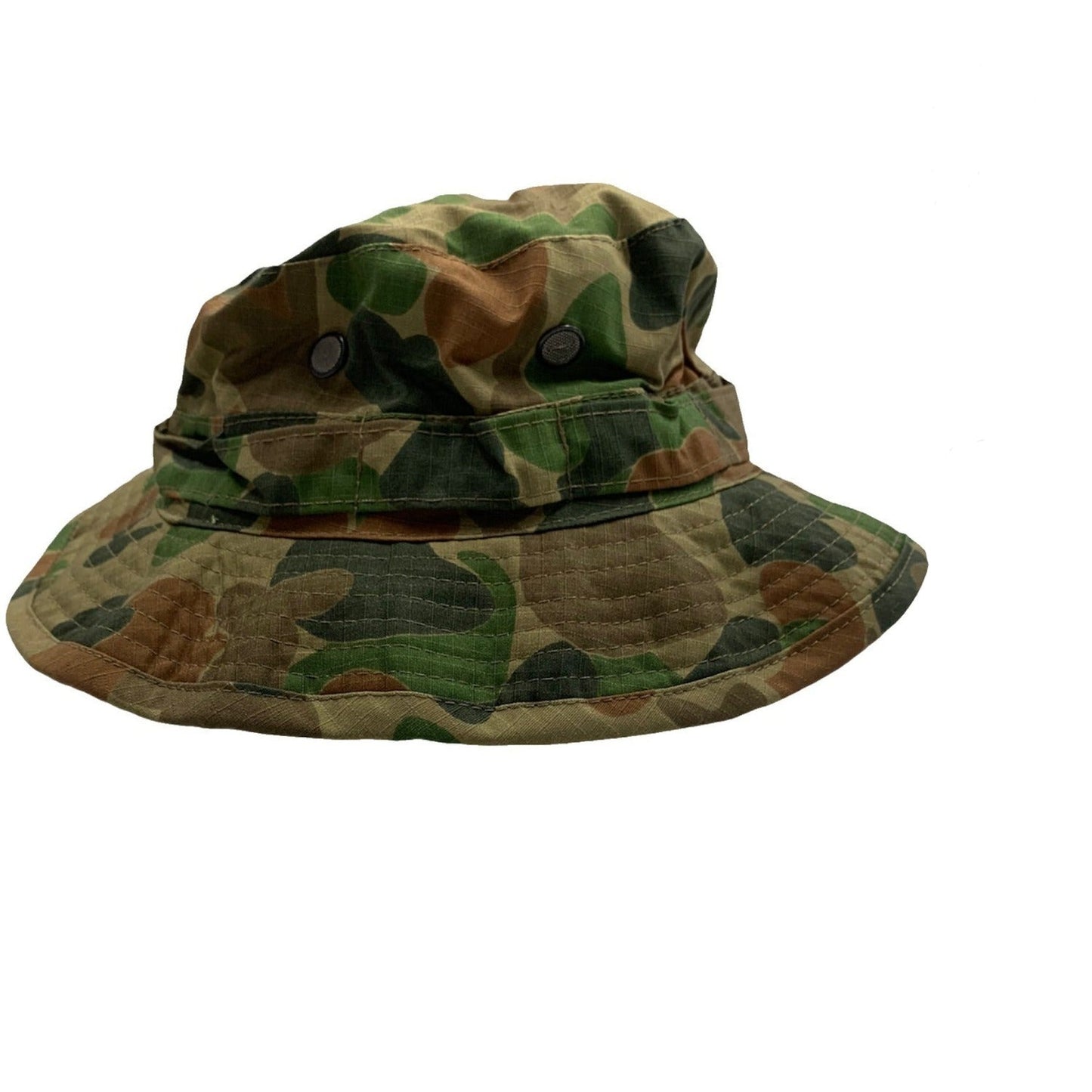 Breathable canvas fabric and a heavy duty drawstring Wide double layer brim with 4 copper mesh eyelets Small - 55/56cm Medium - 57/58cm Large - 59/60cm Xlarge - 61/62cm