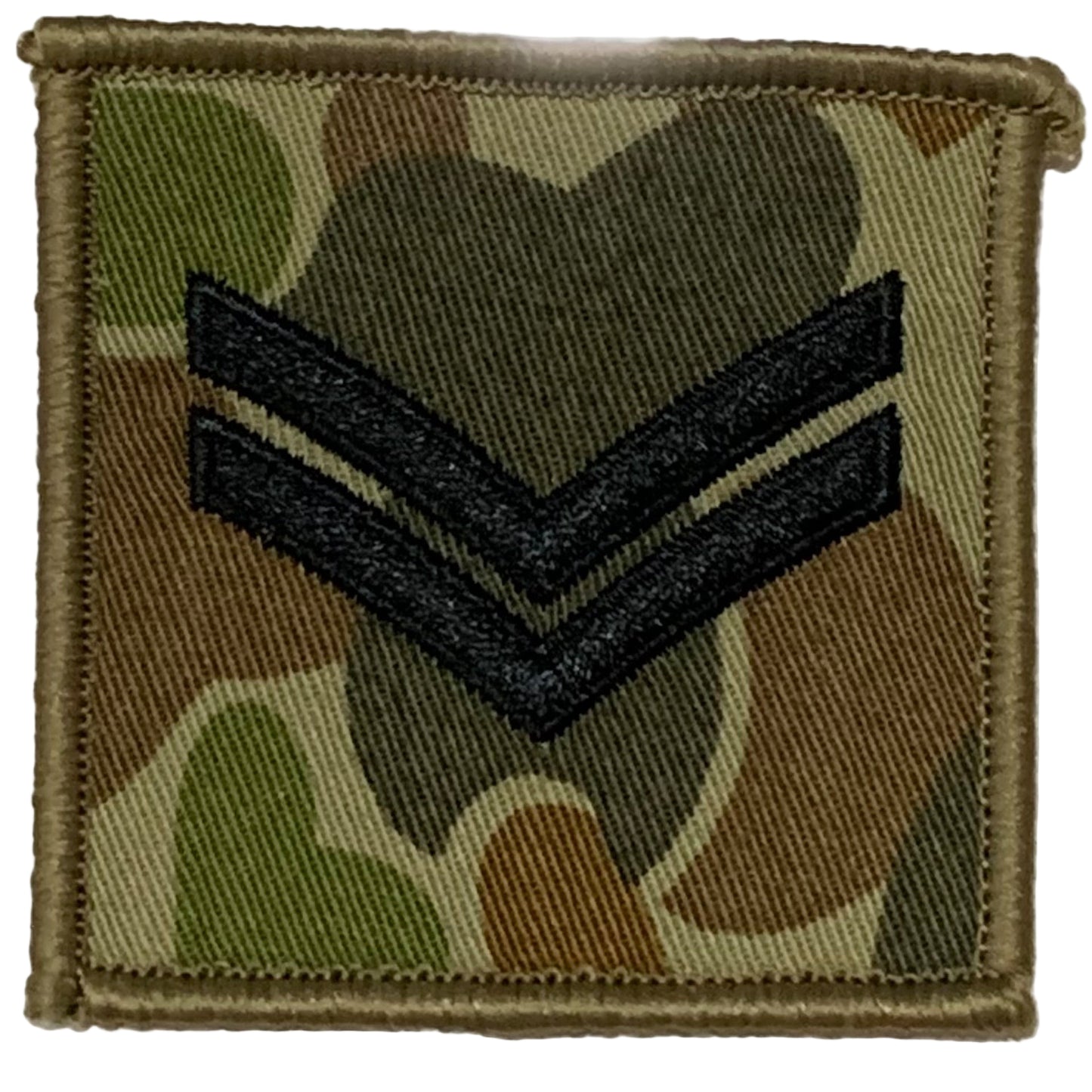 DPCU Rank Patch Corporal Auscam Corporals are the first rank above Lance Corporal, these soldiers are experienced in their field of skill and have been targeted for leadership capabilities. These soldiers have had the training and are in the more experienced field of leadership. Usually they are in command of a section of soldiers. Size: 6.5cm x 6.5cm Available with plain or velcro backing