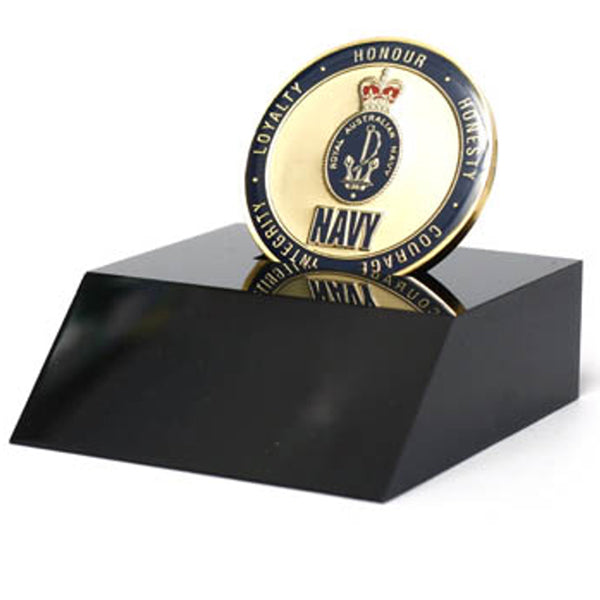 Superb Navy 48mm medallion presented in a black acrylic desk stand. The block is presented in a form cut gift box making it perfect for awards, presentations or that special gift. Specifications: Materials: Full-colour enamel medallion in acrylic desk stand Colour: Navy, gold Size:48 mm diameter medallion