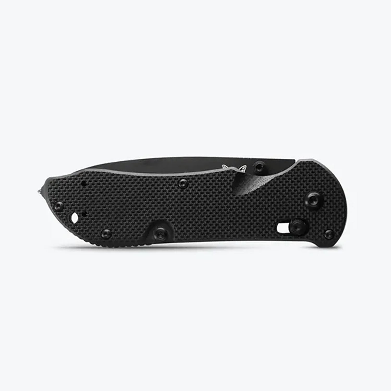 This 916 Triage® knife has all of the great features of Benchmade's&nbsp;original Triage rescue tool, and the added safety-utility benefit of the opposing bevel blunt tip blade.&nbsp;This dynamic triple utility tool includes part serrated knife, safety hook /strap cutter and carbide glass breaker. www.moralepatches.com.au