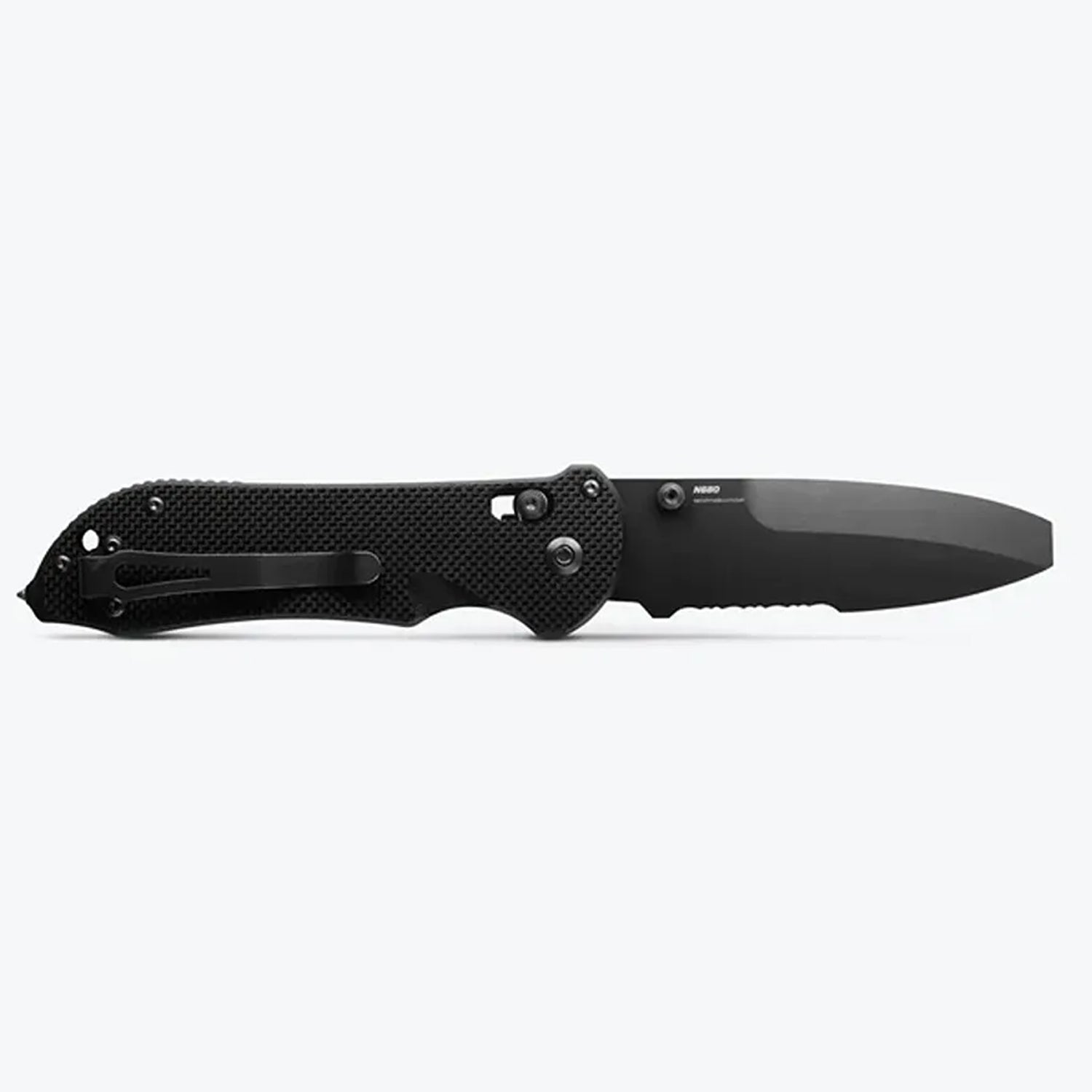 This 916 Triage® knife has all of the great features of Benchmade's&nbsp;original Triage rescue tool, and the added safety-utility benefit of the opposing bevel blunt tip blade.&nbsp;This dynamic triple utility tool includes part serrated knife, safety hook /strap cutter and carbide glass breaker. www.moralepatches.com.au