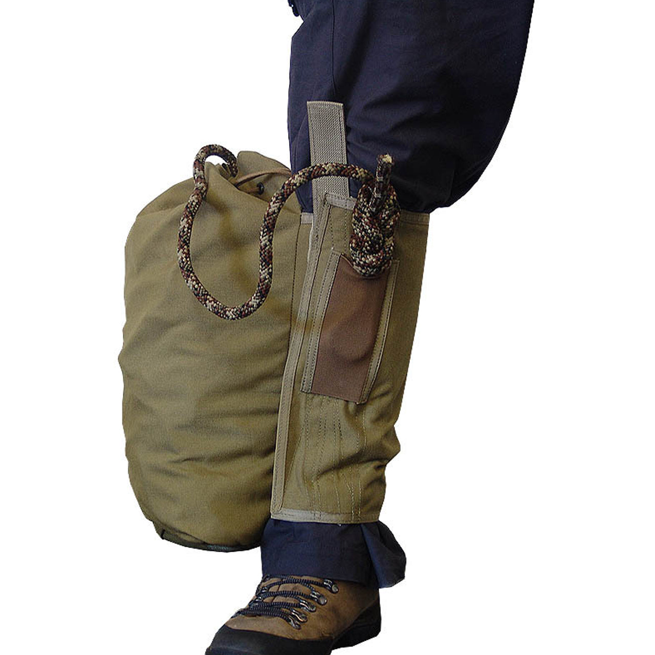 Most effectively worn on the right leg but will work on either side. Quick detach handle allows fast one handed jettison once on the ground. Internal floor tie in point will not allow the last remaining rope to pull through the figure 8 on a descent. www.moralepatches.com.au